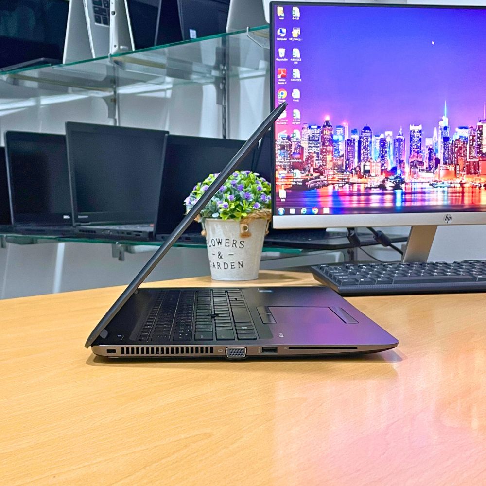 HP ZBOOK 15U i7 7TH GEN RAM 16GB SSD 512GB AMD 2GB GRAPHIC 15.6" WINDOWS 11 PRO